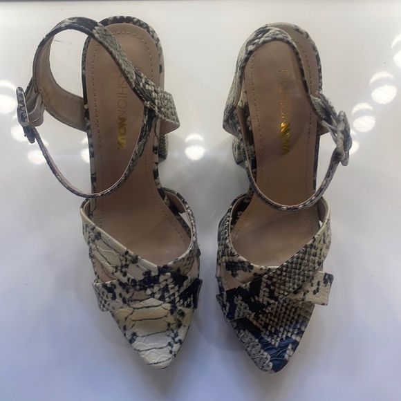 Animal print platform, chunky heel,Ankle straps, Size 7 - Picture 2 of 9